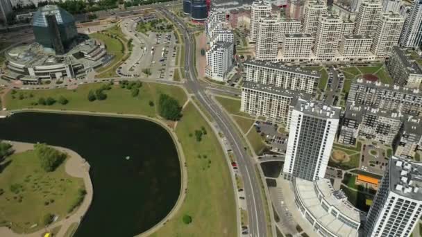 Vue de dessus de la bibliothèque nationale et un nouveau quartier avec un parc à Minsk la capitale de la République de Biélorussie, un bâtiment public