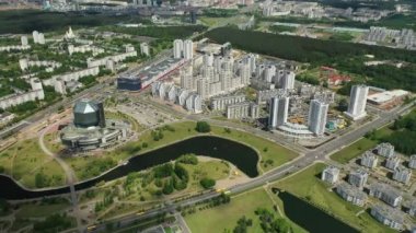 Ulusal kütüphanenin en üst görüntüsü ve Minsk 'te bir parkı olan yeni bir mahalle. Belarus Cumhuriyeti' nin başkenti, bir kamu binası.
