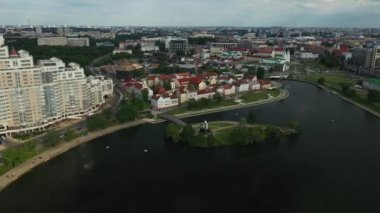 Minsk 'in tarihi merkezinin panoramik manzarası. Minsk.Belarus' un merkezinde eski bir kasaba.