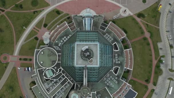 Vista dall'alto della biblioteca nazionale in Minsk la capitale della repubblica di Belarus, un edificio pubblico — Video Stock