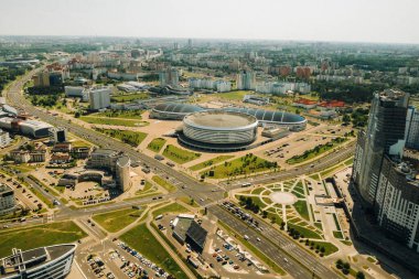 Minsk.Pobediteley Bulvarı 'nın yüksekliğinden bir görüntü. Minsk ve spor kompleksindeki yeni yerleşim ve iş bölgesi. Kam kam n belarus.