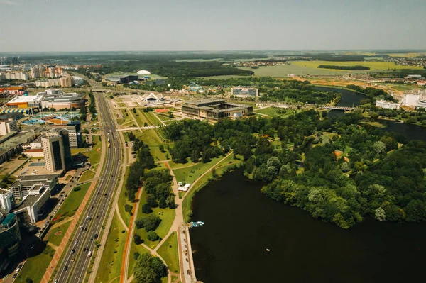 Minsk 'teki zafer parkının ve Svisloch nehrinin en üst manzarası. Minsk şehri ve park kompleksinin kuş bakışı görüntüsü. Belarus — Stok fotoğraf