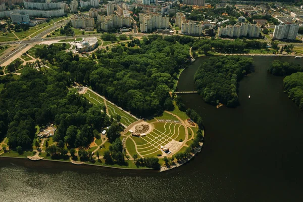 Pohled shora na vítězný park v Minsku a řeku Svisloch.Pohled z ptačí perspektivy na město Minsk a komplex parku. — Stock fotografie