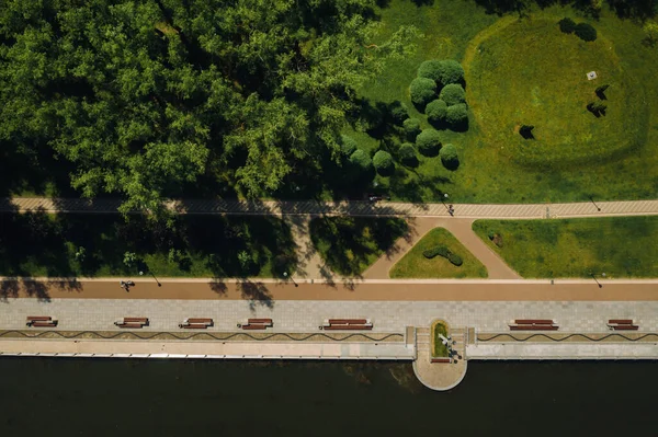 Vista superior del parque de la victoria en Minsk y el río Svisloch. Una vista de pájaro de la ciudad de Minsk y del complejo del parque. Bielorrusia — Foto de Stock