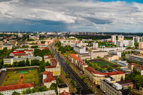 Blick von oben auf das historische Zentrum von Minsk. Altstadt im Zentrum von Minsk und Independence Avenue.Belarus — Stockfoto