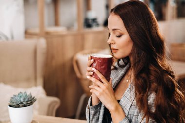 Kafede kahve içen bir kız, güzel saçları olan bir kız..