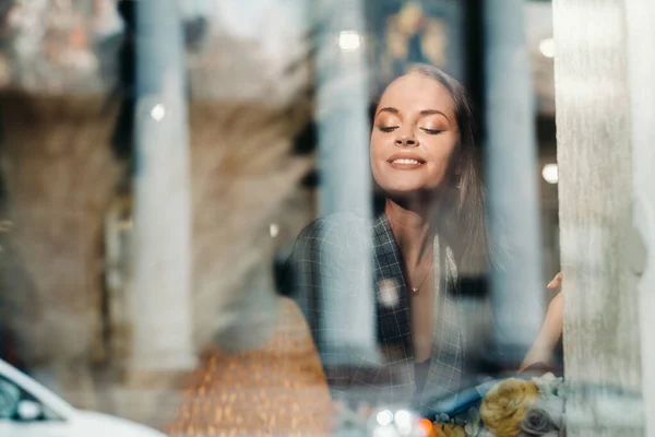 Retrato Una Joven Europea Con Pelo Largo Café Sentado Cerca — Foto de Stock