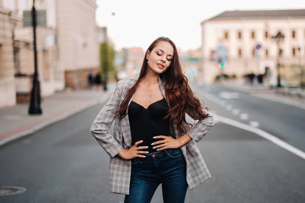 Een Meisje Een Jasje Lang Haar Loopt Door Oude Stad — Stockfoto