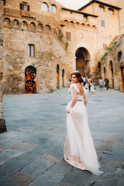 Eine Braut Einem Weißen Kleid Der Altstadt Von San Gimignano — Stockfoto