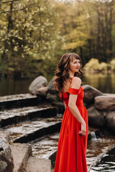 Uma Menina Bonita Nova Com Cabelo Marrom Longo Vestido Vermelho — Fotografia de Stock