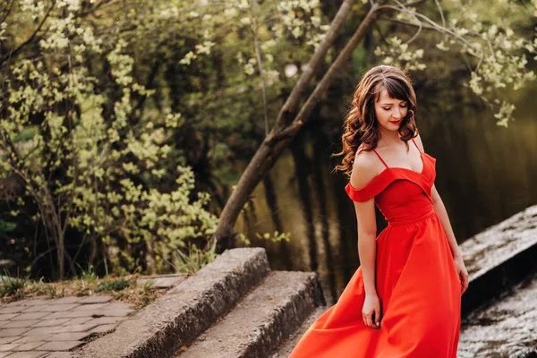 Uma Menina Bonita Nova Com Cabelo Marrom Longo Vestido Vermelho — Fotografia de Stock