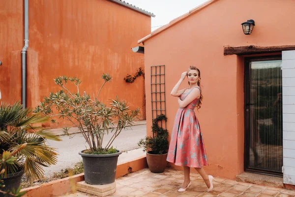 Ung Modellflicka Vacker Klänning Landet Frankrike Flicka Vårens Provence — Stockfoto