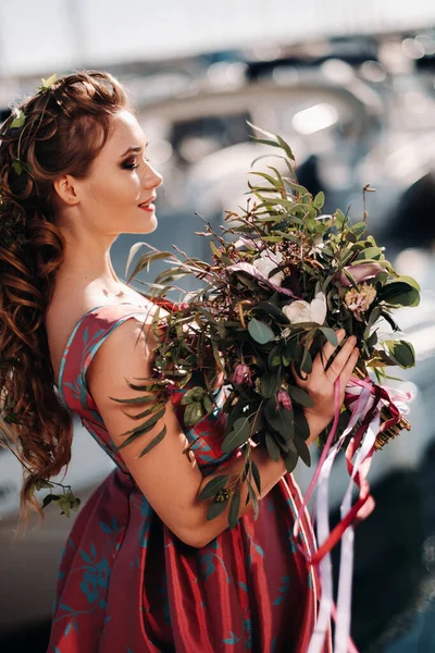 Ung Modell Flicka Vacker Klänning Med Bukett Blommor Stranden Frankrike — Stockfoto