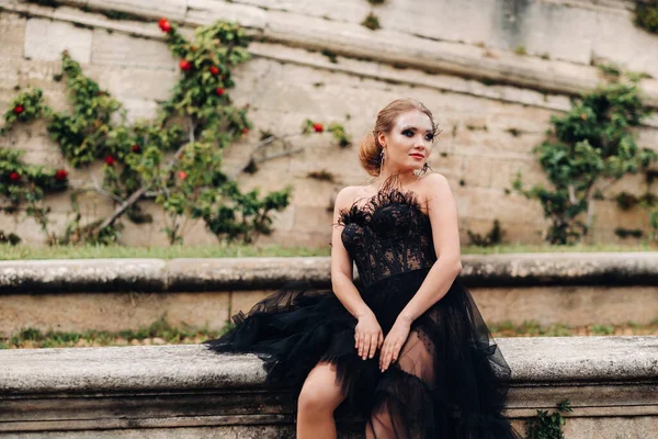 Uma Noiva Elegante Vestido Noiva Preto Posa Antiga Cidade Francesa — Fotografia de Stock