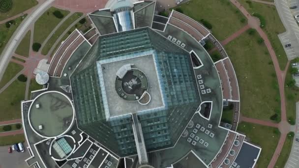 Vista dall'alto della biblioteca nazionale in Minsk la capitale della repubblica di Belarus, un edificio pubblico — Video Stock