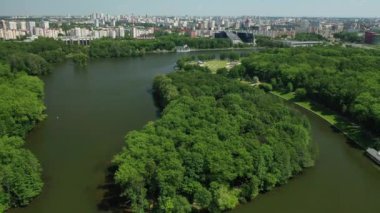 Minsk 'teki zafer parkının ve Svisloch nehrinin en üst manzarası. Minsk şehri ve park kompleksinin kuş bakışı görüntüsü. Belarus