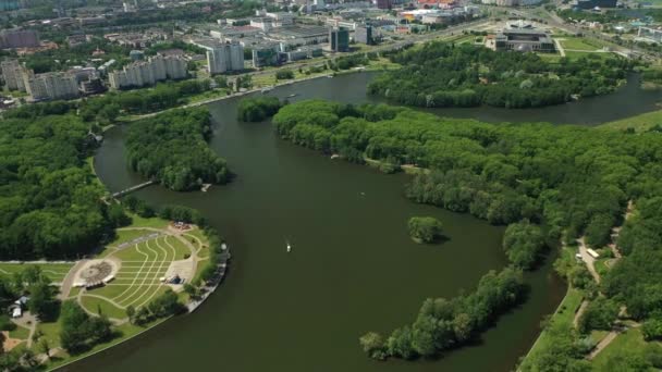 Pohled shora na vítězný park v Minsku a řeku Svisloch.Pohled z ptačí perspektivy na město Minsk a komplex parku. — Stock video