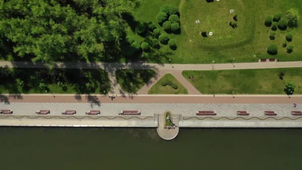 Oversikt over seiersparken i Minsk og Svisloch-elva. Et fugleøye-perspektiv på byen Minsk og komplekset i parken. – stockvideo