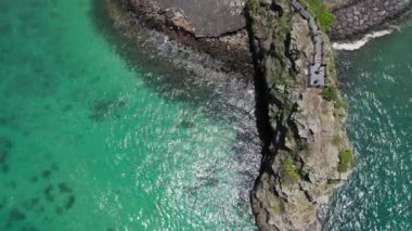 Mauritius adası, Pelerin 'de aşık bir çift, Kaptan Matthew Flinders ve Hint Okyanusu' nun anıtına sahip.