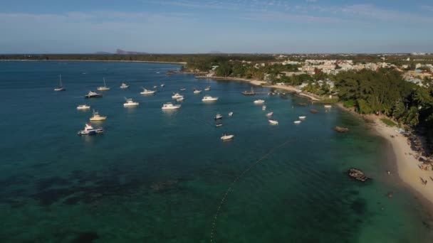 Prachtig vogelperspectief op een tropisch eiland. Prachtige baai met turquoise water. Het uitzicht vanaf de top. Boten op zee bij het koraalrif. Jachten in de zee Bay. — Stockvideo