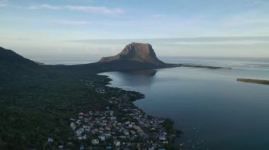 Le Morne Brabant Dağı 'nın güzel kuş bakışı manzarası ve Mauritius' taki Hint okyanusu dalgaları. Hint Okyanusu 'ndaki Le Morne Dağı' nın yanındaki su altı şelalesi.