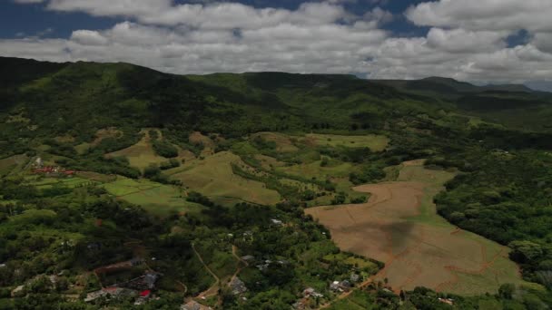 Madártávlatból kilátás a dzsungelre és a zöld mezőkre, Mauritius — Stock videók