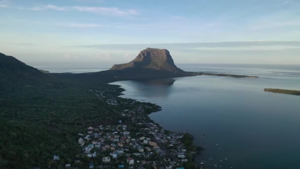 Hermosa vista de aves del monte Le Morne Brabant y las olas del océano Índico en Mauricio Cascada submarina cerca del monte Le Morne en el océano Índico — Vídeo de stock