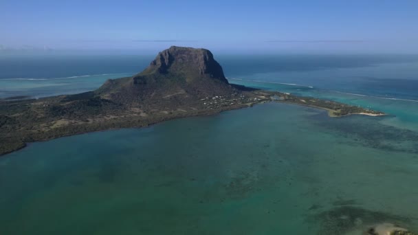 Le Morne Brabant Dağı 'nın güzel kuş bakışı manzarası ve Mauritius' taki Hint okyanusu dalgaları. Hint Okyanusu 'ndaki Le Morne Dağı' nın yanındaki su altı şelalesi. — Stok video