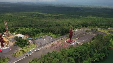 WS Bronz Lord Shiva heykeli, Port Louis, Mauritius yakınlarındaki bir tapınağın yakınında.