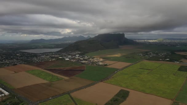 Luftaufnahmen der wunderschönen grünen Landschaft Mauritius mit Feldern und Bergblick — Stockvideo