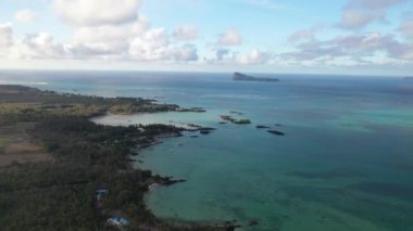 Mauritius adası, ada manzarası ve Hint okyanusu.