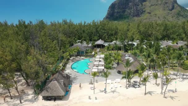 Strand met luxe hotel, wit zand en turquoise water van de Indische Oceaan, Mauritius, Afrika — Stockvideo