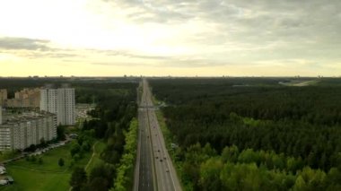 Orman bölgesinin hava fotoğrafları ve arabalı bir yol. Ormandaki arabaların hareketlerini gösteriyor. Zaman aralığı, zaman aralığı