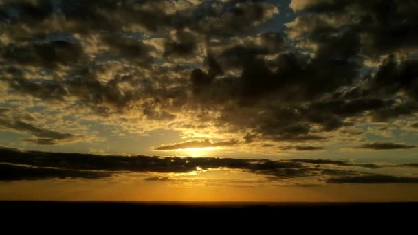 壮大な暗い雲がカメラに飛んでの空中ビューは、水平線に設定する風光明媚な夕日を明らかにする。タイムラプス, — ストック動画