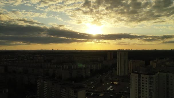 Destansı kara bulutların ve Minsk şehrinin hava fotoğraflarında ufukta güzel bir günbatımı görünüyor. Beyaz Rusya — Stok video