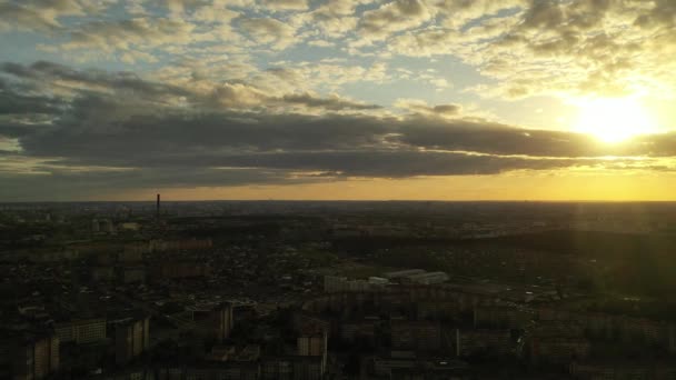 Destansı kara bulutların ve Minsk şehrinin hava fotoğraflarında ufukta güzel bir günbatımı görünüyor. Beyaz Rusya — Stok video