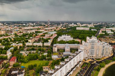 Minsk 'in tarihi merkezinin panoramik manzarası. Minsk.Belarus' un merkezinde eski bir kasaba..