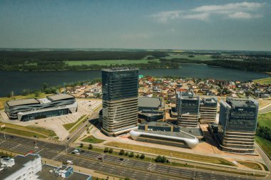 Minsk.Pobediteley Bulvarı 'nın tepesinden bir görüntü. Minsk.Belarus' ta yeni bir yerleşim ve iş bölgesi..