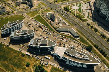 Minsk.Pobediteley Bulvarı 'nın tepesinden bir görüntü. Minsk.Belarus' ta yeni bir yerleşim ve iş bölgesi..