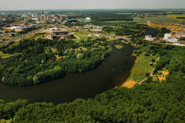 Minsk 'teki zafer parkının ve Svisloch nehrinin en üst manzarası. Minsk şehri ve park kompleksinin kuş bakışı görüntüsü. Belarus.