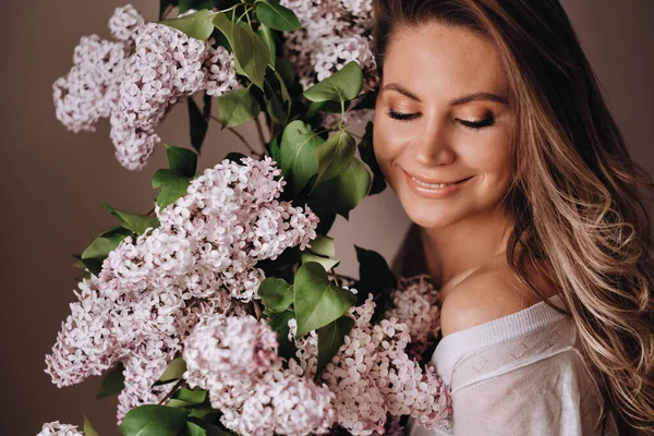 Bella Ragazza Con Fiori Lilla Nelle Sue Mani Una Ragazza — Foto Stock