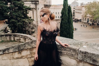 Siyah gelinlikli şık bir gelin, eski Fransız şehri Avignon 'da poz veriyor. Güzel siyah elbiseli bir manken. Provence 'de fotoğraf çekimi
