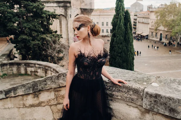 Una Sposa Elegante Abito Sposa Nero Posa Nell Antica Città — Foto Stock