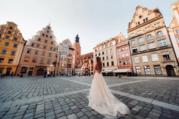 一个穿着婚纱长发的新娘在老城区弗罗克劳 在波兰波兰多一座古城的中心拍摄婚纱照 波兰弗罗茨拉夫 — 图库照片