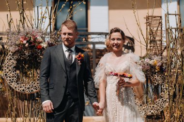 Düğün çifti Fransa 'da bir villada. Düğün Provence' de. Fransa 'da düğün fotoğrafı çekimi.