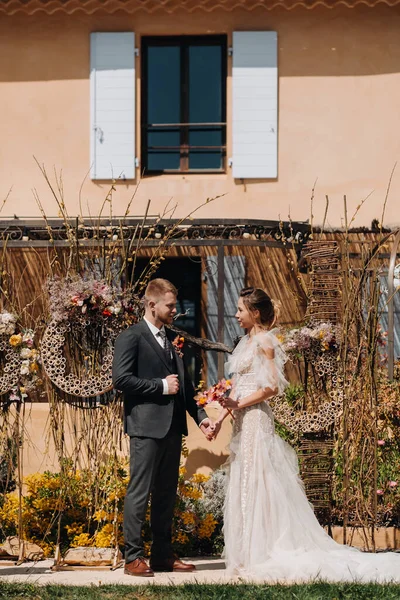 Esküvői pár közel a Villa Franciaországban.Esküvő Provence-ban.Esküvői fotózás Franciaországban — Stock Fotó