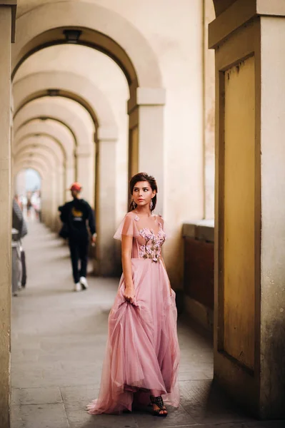 Una Giovane Bella Sposa Trova Centro Della Città Vecchia Firenze — Foto Stock