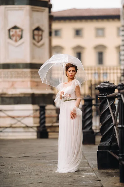 Uma Noiva Bonita Elegante Com Guarda Chuva Caminha Pela Cidade — Fotografia de Stock