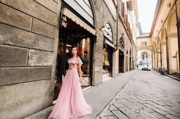 아름다운 신부가 이탈리아의 피렌체의 중심부에 이탈리아 투스카니 아주의 아름다운 드레스를 — 스톡 사진
