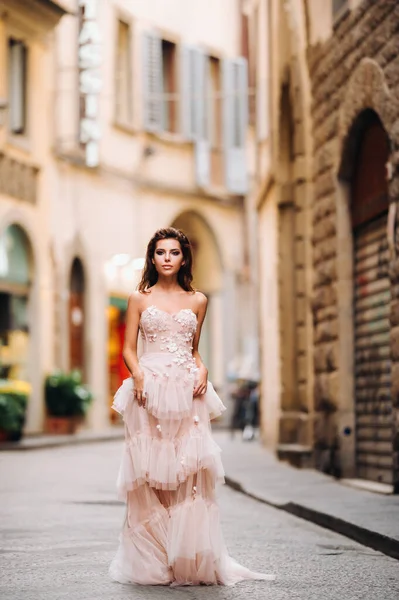 Schöne Stylische Model Einem Rosa Hochzeitskleid Florenz Fotografiert Hält Einen — Stockfoto